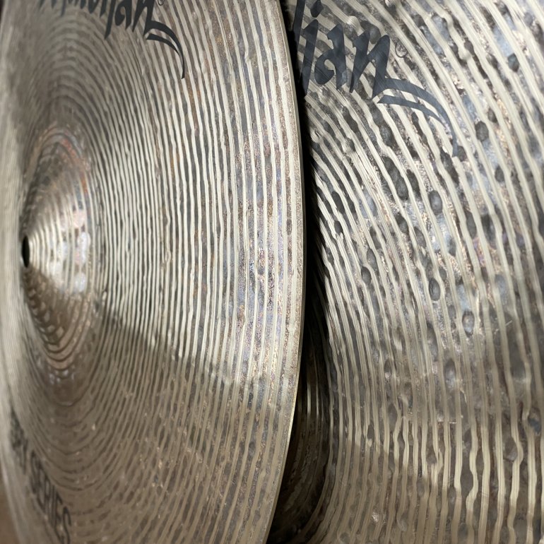 Anatolian Dry Series 14" hihat - a look at the space between the two hihat cymbals standing up