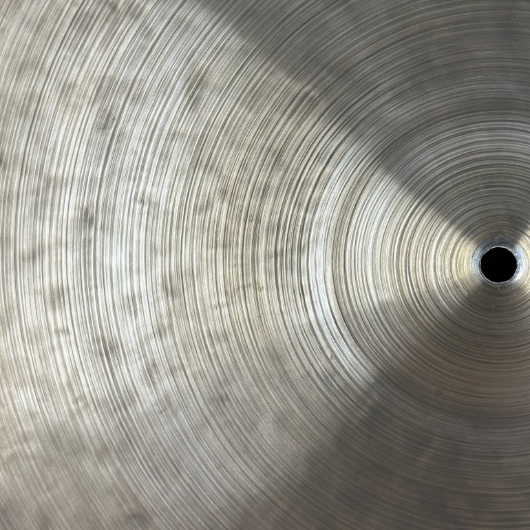 Cymbal & Gong Holy Grail 18" Crash - close up